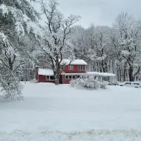 Hannah's Birch Farm 10 Min to Gore Ski Mt., хотел в Johnsburg
