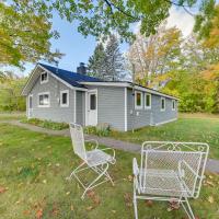 Cozy Harbor Springs Vacation Rental, 13 Mi to Town, hotell i Harbor Springs