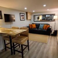 1 bedroom basement apartment with free parking, hotel di Brampton North, Brampton