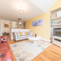 Enjoy relaxing family breaks in this central Ambleside apartment with parking