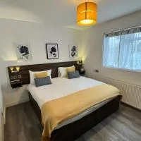 AC rooms at Pinewood Guest House, hotel in Iver