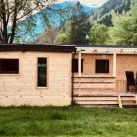 Mountainview Lodge - Chalet im Zillertal direkt am 5 Sterne Campingplatz Aufenfeld mit Hallenbad und Sauna, hotell i Aschau