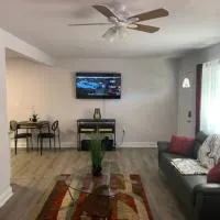 Pinecrest home away from home.、タンパのホテル