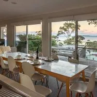 Expansive Bay Views, Light & Airy House, Wood Fire, hotel u gradu Hyams Beach