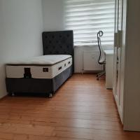A cozy room with brand new furniture, хотел в района на Niederursel, Франкфурт на Майн