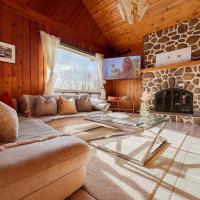 Luxury St-Sauveur Chalet with Swim Spa Close to Ski, hotel u gradu Sent Adel