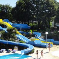 Mobil Home XXL 4 chambres - Camping Les Jardins du Morbihan, Hotel in der N&auml;he vom Flughafen Vannes-Meucon - VNE, Monterblanc