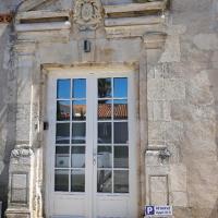 Appartment in a 16th-century castle, hotel cerca de Aeropuerto de La Rochelle - Île de Ré - LRH, La Rochelle