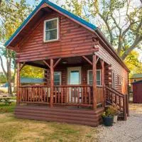 Charming Lakeview Cabin Near Geneva-On-The-Lake!, hotel di Ashtabula