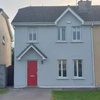 3 bed semi-detached house in a quite estate, khách sạn ở Bruff