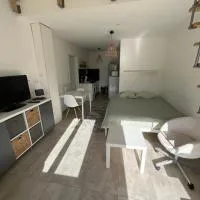 Studio cosy et climatisé - Tout équipé - Parking privé, hotel em Roaix