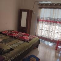 Secured Family Studio Apartment-near Airport,AC,Fridge,WiFi,Stove, hotell i nærheten av Hazrat Shahjalal internasjonale lufthavn - DAC i Dhaka