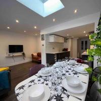 London 2 Bedrooms with Private Garden Apartment Walking Distance to Underground Ideal for Families, hotel in Highbury, London