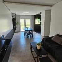 Casa J moderna con amplio jardín en barrio de profesionales، فندق في سان سلفادور دي خوخوي