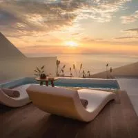 Pnoe Luxury Suites, hotel en Fira