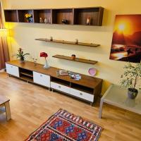 Sunny & Spacious, 10mins to Centre, Free parking, Quiet location, New Furniture, Balcony, hotel in Prague 11, Prague