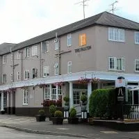 The Falcon Hotel, отель в Фарнборо