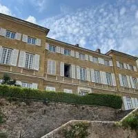 Loft dans un château en pierres dorées, מלון בLissieu