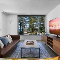 Oceanfront 3-Bed with Beautiful Views in Burleigh, hotel in Burleigh Heads, Gold Coast