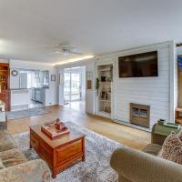 Quiet Manistee Home with Patio Less Than 1 Mi to Beaches!, hotel poblíž Manistee County-Blacker - MBL, Manistee