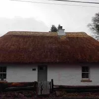 Traditional Irish Thatched Cottage, hotel i Florencecourt