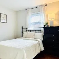 Charming and Convenient 3br 1ba apt - fully furnished and equipped - fast Internet, хотел в Forest Park