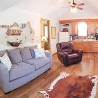 Lakeside Retreat - Romantic Cabin - Resort Pool, Dock, Fire Pit!: Forsyth şehrinde bir otel