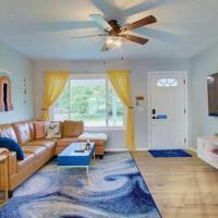 Cozy Updated Home W Rec Room & Large Backyard, hotel i nærheden af Akron-Canton Regionale Lufthavn - CAK, North Canton