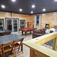 GameRoom, HotTub, Piano, 5mi to OldManCave - Hocking Hills Copper House、Laurelvilleのホテル