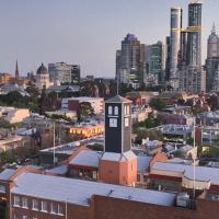 Clocktower Apartment Hotel, hotel Lygon Street környékén Melbourne-ben