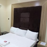 Charles deluxe hotel and apartments, hotel v destinaci Benin City