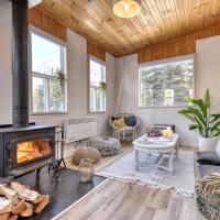 Spacious cottage in forest with spa, hotel in zona Aeroporto Internazionale di Mont-Tremblant - YTM, La Macaza