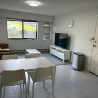 Private 1 bedroom suite with kitchen, hotel in Fraserview, Vancouver