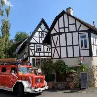 Geibelhof - Apartments in mediterraner Hofreite nahe Frankfurt am Main، فندق في كاربن
