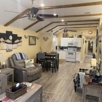 Stockyards Cowtown Outpost-Less than 4 minutes to StockYards-Sleeps 8, hotel poblíž Fort Worth Meacham International - FTW, Fort Worth