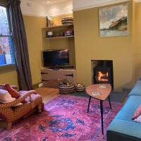 Cottage minutes from the sea with stylish retro charm