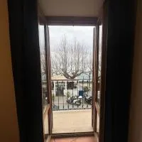 Fronte lago nel centro storico “La Casa del Lago”, hotel u gradu Trevinjano Romano