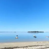 Meublé sur l'ILE DE TASCON à 300 m de la plage、Saint-Armelのホテル