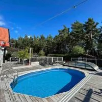 Cozy Stay near Stockholm with Pool and BBQ access, hótel í Bro