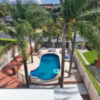 Evies White House Oasis I Pool & Close to Airport, khách sạn ở Tullamarine, Melbourne