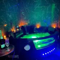 Love Room Le Baroque / Jacuzzi / Sauna,Château-Landon的飯店