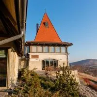 Harmonia Mundi, hotel a Vlaha