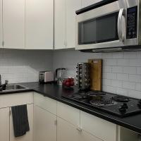 Condo in Downtown, hotel sa Davie Village, Vancouver