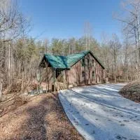 Fantastic Family Cabin w Firepit, hotel em Cleveland
