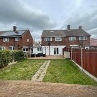 Beautiful 3-Bed House in Romford