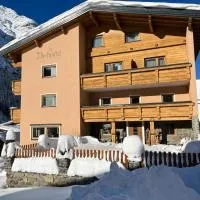 Pension DORFPLATZL Pitztal, hotel sa Plangeross