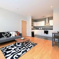 London Apartment Next To Station + Parking