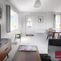 Wokingham - 2 Bed Stylish House, Central - Parking