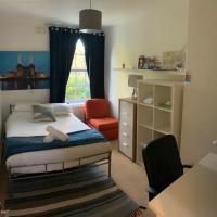 CENTRAL LOCATION! Double Bedroom 2 Mins Walk from Battersea Power underground Station!, hotel sa Battersea, London
