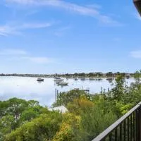 The Hide Away - Scenic Waterfront Escape, hotel in Kalimna